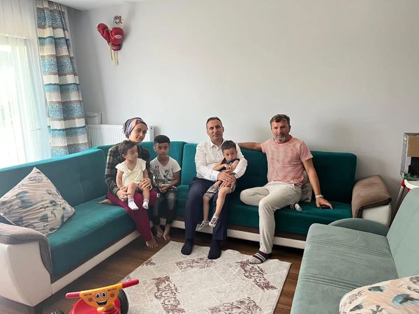 Kaymakamımız İlçemizin Hayırsever  İş İnsanları Tarafından Bağışlanan Daireye Yerleştirilen Aileleri Ziyaret Etti. 